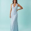 robes moulantes à pois bleu longue en tulle imprimé dos nu drapé portée par une femme sur fond bleu clair