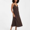 robes rouges à petit pois longueur marron mollet portée par un mannequin avec bretelles fines et sandales
