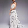 robes bustier à pois blancs longue petite robe sans bretelles pour femme portee par un mannequin sur fond gris