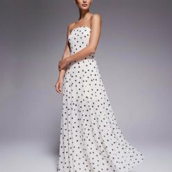 robes bustier à pois blancs longue petite robe sans bretelles pour femme portee par un mannequin sur fond gris