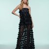 robes bustier à pois supérieure relief longue qualité noir élégante femme blonde portant une longue robe transparente à pois noirs et grands cercles trouve sur la robe
