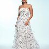 robes bustier à pois longue mousseline en blanc portée par un mannequin avec des motifs noirs et une coupe fluide évasée