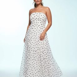 robes bustier à pois longue mousseline en blanc portée par un mannequin avec des motifs noirs et une coupe fluide évasée