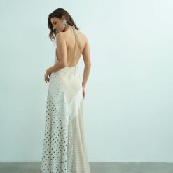 robes pin up à pois longue dentelle dos nu rayures écru empiècements une femme porte une longue robe dos nu avec des motifs à pois des rayures et de la dentelle trouve la robe parfaite