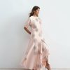 robes satin à pois longue ornementés en pêche avec manches courtes et ourlet asymétrique à volants