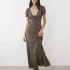 robes à pois rouge marron dentelle col v rétro longue bordures manches courtes bouffantes portee par une femme