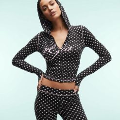 sweats à pois capuche pantalon contrastantes fermeture éclair ensemble noir un ensemble élégant pour femme avec un motif à pois blancs sur fond noir et des coutures roses fines