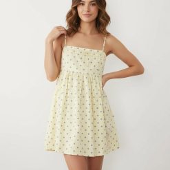 robes à pois jaune courte carré col bretelles babydoll multi robe d été décontractée avec des petits pois bleusclairs pour femme souriante et éléganterobebabydolldétécasualboutiquerobeenligne
