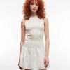 robes asymétriques à pois courte taille basse crème sans manches avec col montant et buste froncé sur fond blanc