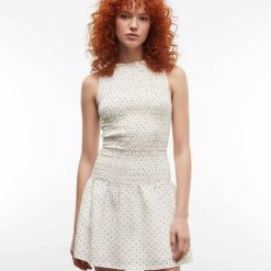 robes asymétriques à pois courte taille basse crème sans manches avec col montant et buste froncé sur fond blanc