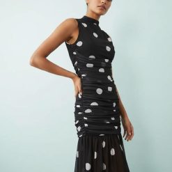 robes à pois rouge montante encolure basse taille froncée noir blancs sans manches moulante froncée avec motif pois blancs