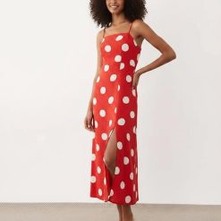 robes à pois rouges dos lin smocks mi-longue mélangé portée par une femme avec bretelles fines et fente latérale