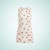 robes à pois rouge courte robe design rouges sans manches a col rond coupe droite sur fond blanc