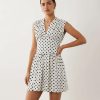 robes à pois jaune monochrome cintrée la taille manches courte blanche avec des pois noirs col en v et coupe courte
