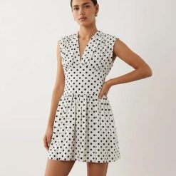 robes à pois jaune monochrome cintrée la taille manches courte blanche avec des pois noirs col en v et coupe courte