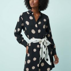robes évasées à pois chemise contrastante écharpe design multi robe chemise noire courte à grands pois beiges avec manches longues et ceinture nouée à la taille