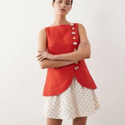 robes longues à pois rouge popeline aspect lin jupe gilet coupe tailleur sans manches avec boutons originaux sur le devant et jupe courte a pois