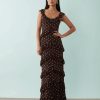 robes longues marron à pois et crème étagés volants en tulle élégante robe marron à pois blancs avec volants et une femme posant trouve en face dun fond bleu clair pour le modèle parfait