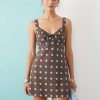 robes longues marron à pois en avec v col courte a bretelles portee par un mannequin