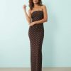 robes à pois transparentes tulle longue en bandeau marron moulante portée par une femme sur fond bleu clair