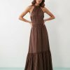 robes longues marron à pois chocolat râpé encolure américaine volants étagés portée par un mannequin en studio
