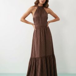 robes longues marron à pois chocolat râpé encolure américaine volants étagés portée par un mannequin en studio