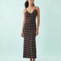 robes longues marron à pois bretelles volants avec bords chocolat une élégante robe longue à pois blancs parfaite pour lété
