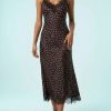 robes longues marron à pois dentelle chocolat en satin avec bordures noires bretelles fines et fente sur le cote
