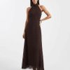 robes longues marron à pois col montant avec mousseline chocolat/pois portee par un mannequin avec des talons noirs sur fond blanc