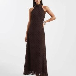 robes longues marron à pois col montant avec mousseline chocolat/pois portee par un mannequin avec des talons noirs sur fond blanc