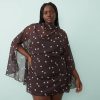 robes longues marron à pois col montant manches cape drapée portée par une femme modèle avec motif à pois bleus et coupe courte fluide