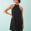 robes longues marron à pois mono nœud avec détail col montant sans manches portée par une femme