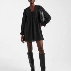 robes longues noires à pois détail col velours côtelé babydoll robe noire à pois fins manches longues évasées et col en v à nouer longueur mini modèle femme