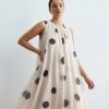 robes roses à pois blanc monochrome longue drapée fronces imprimé sans manches avec de larges pois noirs