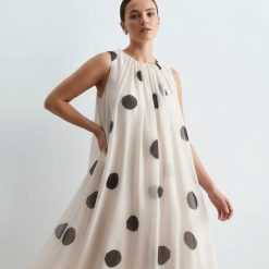 robes roses à pois blanc monochrome longue drapée fronces imprimé sans manches avec de larges pois noirs