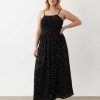 robes à pois blanc et noir froncée longue de plage avec fines bretelles élégante et confortable idéale pour lété