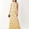 robes en tulle à pois jupe froncée taille basse longue blousante couleur jaune crème avec pois marron col montant sans manches portée par un mannequin