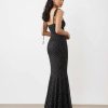 robes en tulle à pois buste contrastant sur ourlet sirène empiècement longue robe noire ajustee a bretelles a nouer portee par mannequin vue de dos