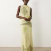 robes en tulle à pois froncée taille basse jupe blousante longue couleur jaune et vert sauge imprimée patchwork sans manches