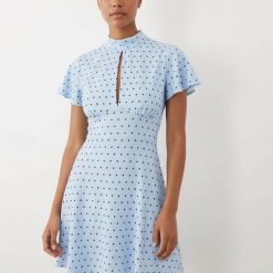 robes en tulle à pois bretelles fines courte détail nouer imprimé bleu col montant avec ouverture devant et manches volantes