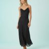 robes en tulle à pois mi longue noir et blanc élégante femme blonde portant une robe en tulle à pois mi longue noire et blanche fines bretelles motif subtil trouve sa place dans de nombreuses occasions festives ou formelles
