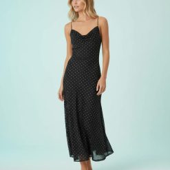 robes en tulle à pois mi longue noir et blanc élégante femme blonde portant une robe en tulle à pois mi longue noire et blanche fines bretelles motif subtil trouve sa place dans de nombreuses occasions festives ou formelles