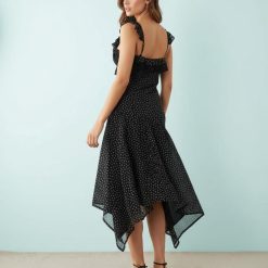 robes évasées à pois longue manches et imprimé noire à bretelles volantées et ourlet asymétrique portée de dos