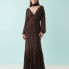robes en tulle à pois mousseline foulard longue col v avec marron et crème portée par un mannequin sur fond bleu clair