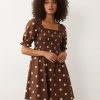 robes en tulle à pois courte froncée volanté bord motif marron avec col carré et manches bouffantes portées par une femme sur fond neutre
