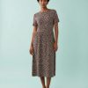 robes à pois filles longue mi tachetés marron et rose avec manches courtes et col rond portée par un mannequin sur fond bleu