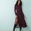 robes à pois filles estompés mi longue violet foncé à manches longues avec fente latérale portée par une femme avec des bottes hautes noires