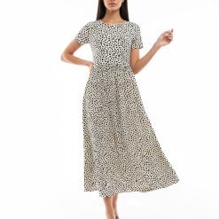 robes à pois filles étagée tachetés longueur mollet beigeenvironnement robe femme beige à pois noirs longueur mollet manches courtes fendues élégante