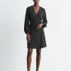 robes portefeuille à pois lin en robe noir courte avec des manches longues bouffantes et un col v pour femme1