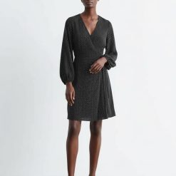 robes portefeuille à pois lin en robe noir courte avec des manches longues bouffantes et un col v pour femme1